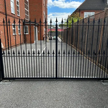 Stylish Meets Luxury! 2 Bed 2 Bath Family * Dagenham