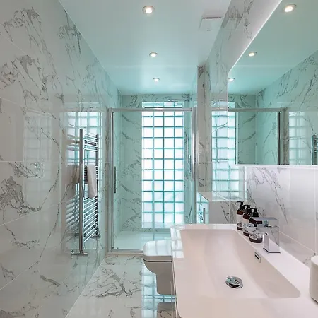 Astonishing Flats Near Mayfair & Piccadilly Circus شقة لندن
