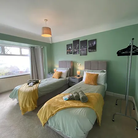 Holiday home Special Offers, Sleeps 5, Hanwell, London W7, Free Parking *