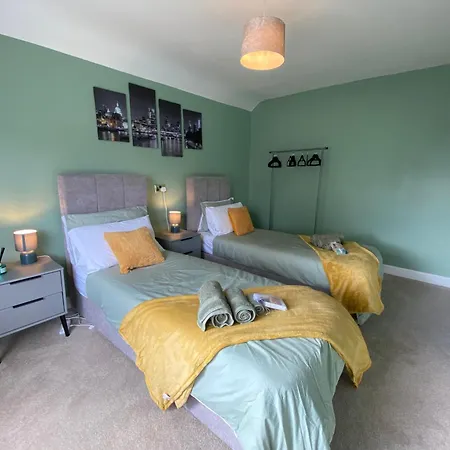 Special Offers, Sleeps 5, Hanwell, London W7, Free Parking *