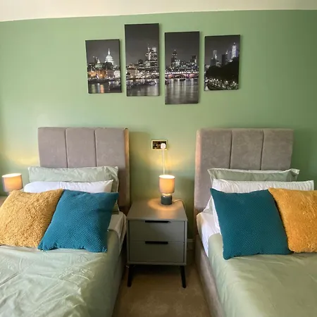 Special Offers, Sleeps 5, Hanwell, London W7, Free Parking Holiday home *