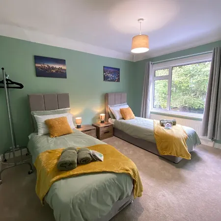 Special Offers, Sleeps 5, Hanwell, London W7, Free Parking Holiday home *
