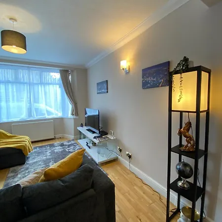 Special Offers, Sleeps 5, Hanwell, London W7, Free Parking *