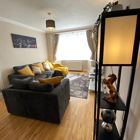 Special Offers, Sleeps 5, Hanwell, London W7, Free Parking Holiday home *