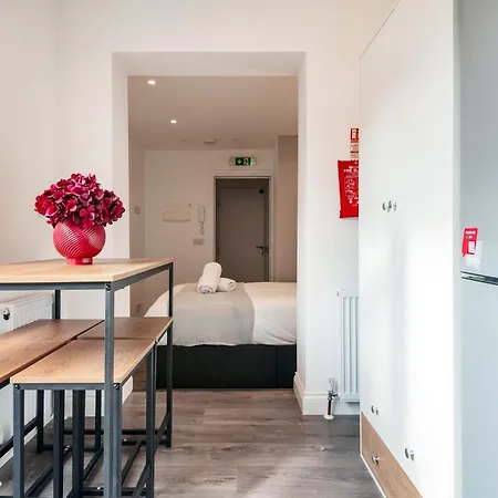 Fulham Apartment *