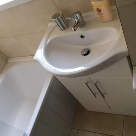 Private @ London-stratford. Guest house *