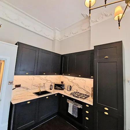 Stunning Hyde Park With Private Balcony & Lift Elevator Access