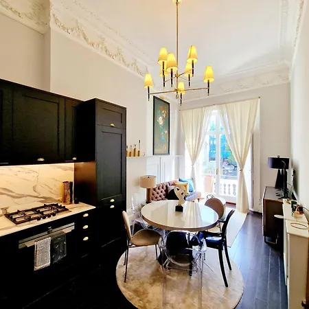 Stunning Hyde Park With Private Balcony & Lift Elevator Access Apartment