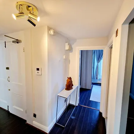 Stunning Hyde Park With Private Balcony & Lift Elevator Access *