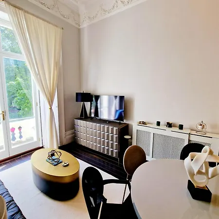 Stunning Hyde Park With Private Balcony & Lift Elevator Access Apartment London