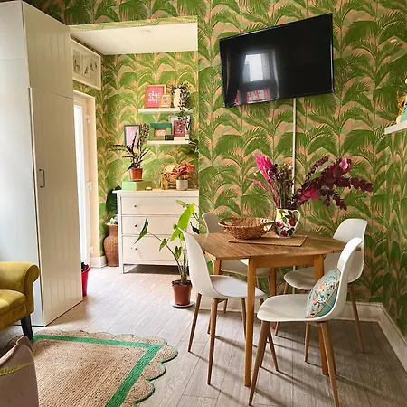 With Cosy Garden In Apartment *
