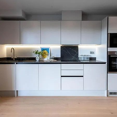 Stylish With Balcony For Upper & Free Parking In A Prime Location - Five Miles From Heathrow Airport Uxbridge