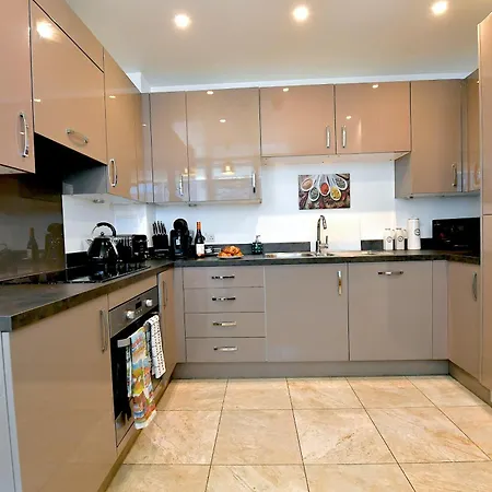 Bright Amelia - 2 Bed 1 Bath With Wifi And Netflix In The Heart Of Apartmán