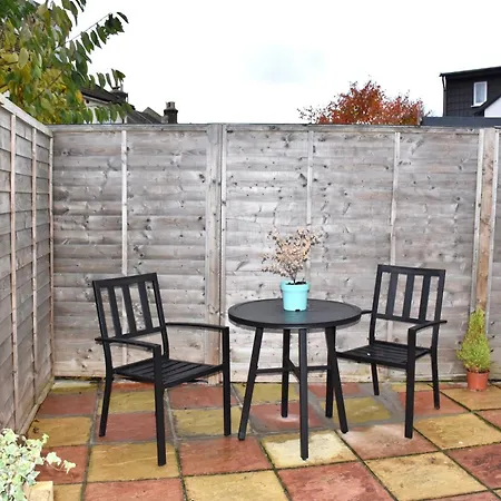 Stylish Centrally-located With Parking * Croydon