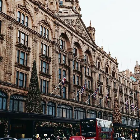 Luxury Knightsbridge Outside Harrods * London