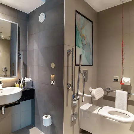 Hilton Garden London Heathrow Terminal 2 And 3 4*