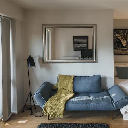 Stylish Flat With Pool And Terrace לונדון