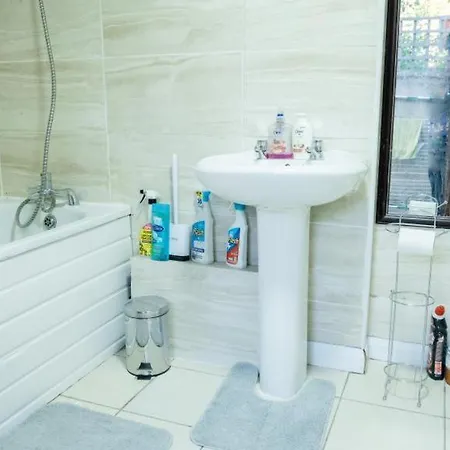 Apartment Spacious 2 Bedroom Flat *