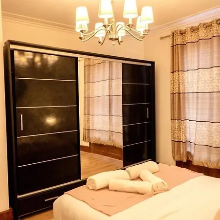 Spacious 2 Bedroom Flat *