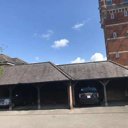 Amazing Converted Water Tower! Apartment Coulsdon