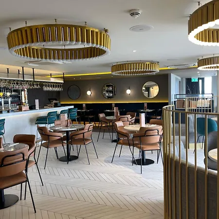 Courtyard By Marriott London Heathrow Airport 4*