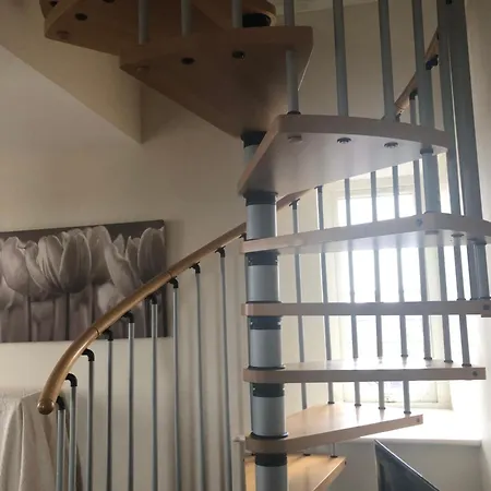 Amazing Converted Water Tower! Apartment Coulsdon