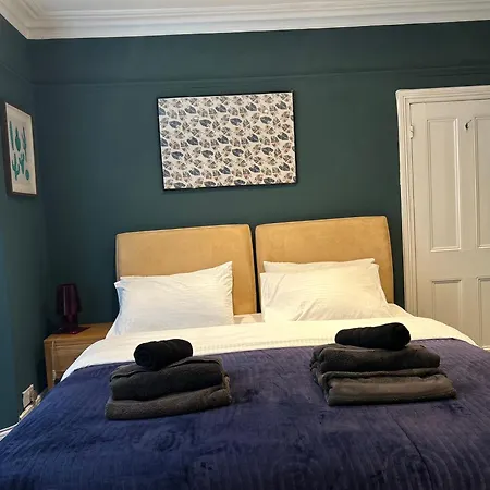 2 Bedrooms With Private Garden Walking Distance To Underground Ideal For Families * Londres