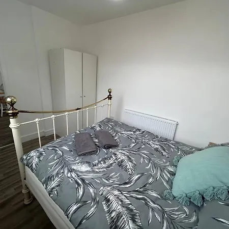 Bali Bliss Garden Flat With Parking Apartment Enfield