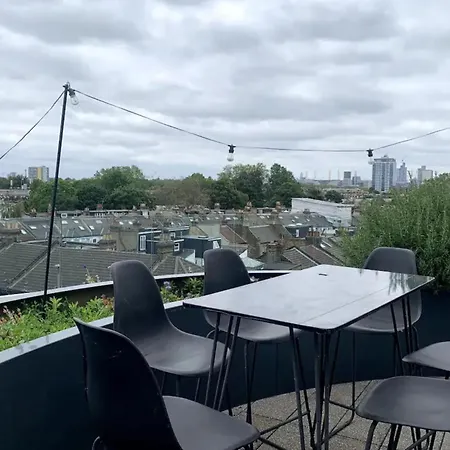 Stylish 2bd Flat With Private Balcony - Battersea Apartment London