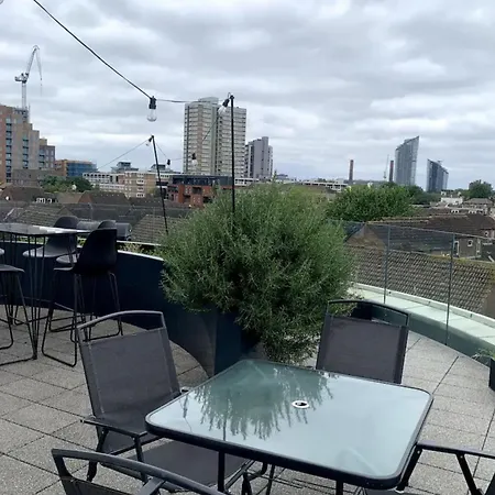 Stylish 2bd Flat With Private Balcony - Battersea Apartment London