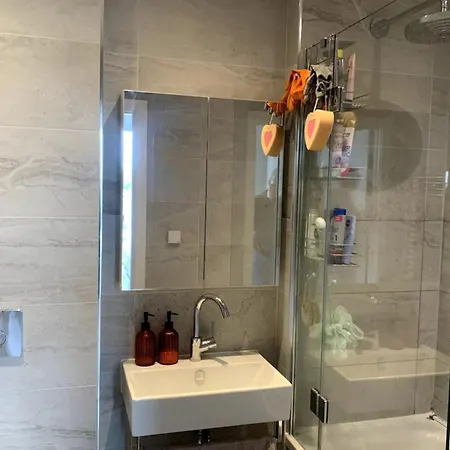 Apartment Stylish 2bd Flat With Private Balcony - Battersea