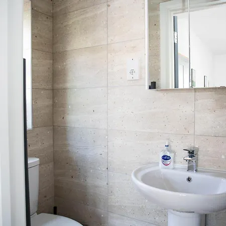 Large Fully Equipped Studio Flat In Wimbledon With Free Parking 아파트 *