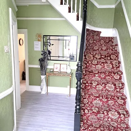 Guest house Single Bedroom Available - Train Station London Seven Kings