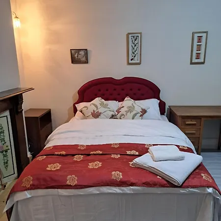 Single Bedroom Available - Train Station London Seven Kings Guest house