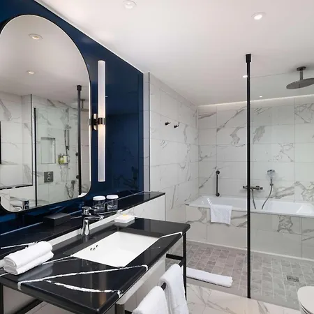 Lost St Pauls London, Curio Collection By Hilton 4*