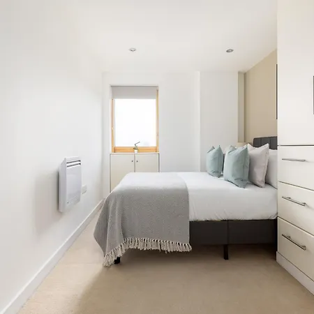 The Wimbledon Collection Apartment *