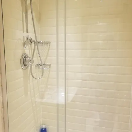 London Luxury 4 Bedroom Sleeps 12 People With 4 Bathrooms 1 Min Walk From Station Wanstead