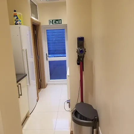 Apartment London Luxury 4 Bedroom Sleeps 12 People With 4 Bathrooms 1 Min Walk From Station *