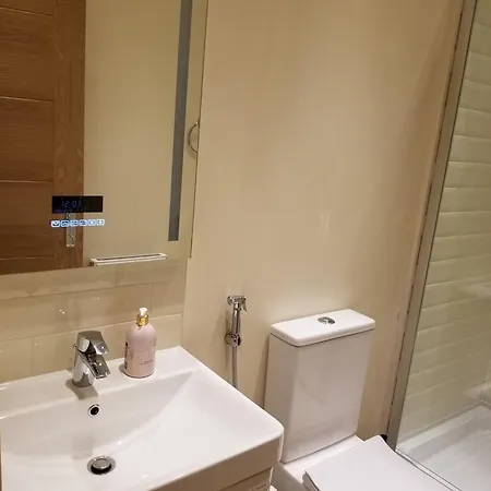 London Luxury 4 Bedroom Sleeps 12 People With 4 Bathrooms 1 Min Walk From Station Wanstead