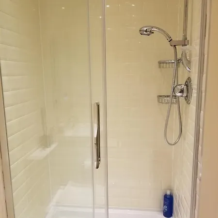 London Luxury 4 Bedroom Sleeps 12 People With 4 Bathrooms 1 Min Walk From Station *