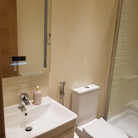 London Luxury 4 Bedroom Sleeps 12 People With 4 Bathrooms 1 Min Walk From Station Apartment *