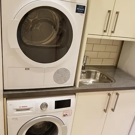 London Luxury 4 Bedroom Sleeps 12 People With 4 Bathrooms 1 Min Walk From Station Apartment