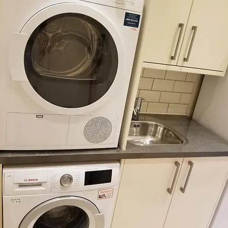 London Luxury 4 Bedroom Sleeps 12 People With 4 Bathrooms 1 Min Walk From Station Apartment *