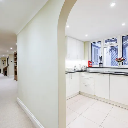 Hyde Park Hideaway Sleeps 6 *