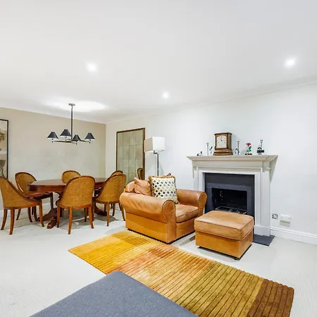 Hyde Park Hideaway Sleeps 6 *