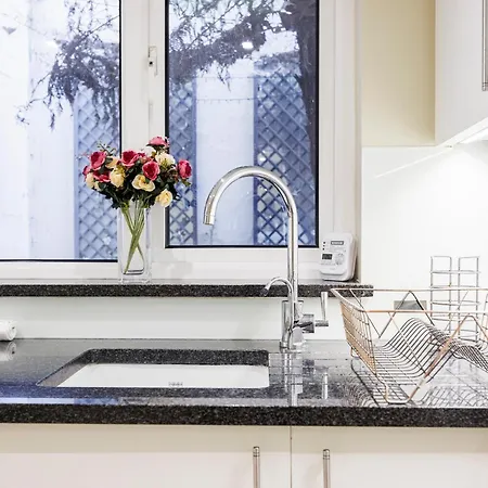 Hyde Park Hideaway Sleeps 6 Apartment