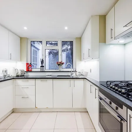 Hyde Park Hideaway Sleeps 6 *