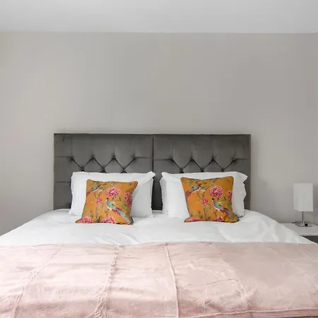 Onsitestays New Large Modern 4 Bed, Parking, Wifi, 2 X Bathroom Orpington