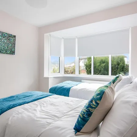 Onsitestays New Large Modern 4 Bed, Parking, Wifi, 2 X Bathroom