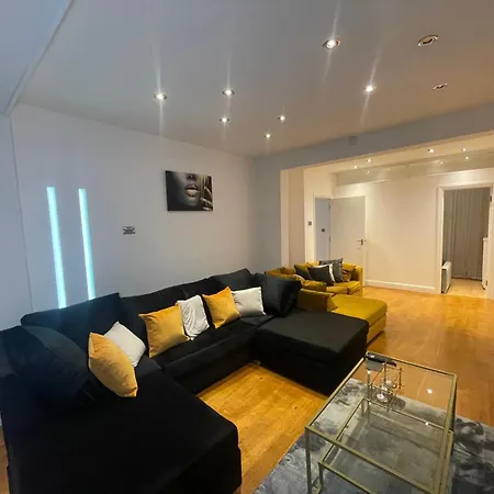 Stunning 5 Bed House With Pool Table And Off Street Parking Holiday home Welling